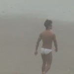 【ゲイ動画】霧に包まれた海辺で巨根をさらけ出してオナニーする筋肉マッチョイケメンが幻想的すぎる…