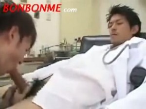 【ゲイ動画ビデオ】性欲溜まった患者にフェラチオされる巨根医師！　そのままアナルまでガン堀りされる！