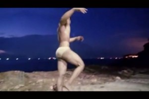 【ゲイ動画ビデオ】すごく…大きいです…筋肉系イケメンの、海パンからはみ出しそうな怪物巨根！