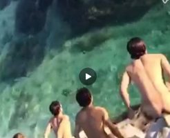 【Vine動画】夏の海に向かって筋肉イケメン達が全裸で飛び込む！青春映画かよ最高かよ！