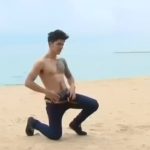 【ゲイ動画】海辺に現れたアジア系筋肉イケメンが藪に入って野外オナニーでデカすぎる巨根を見せつけた！