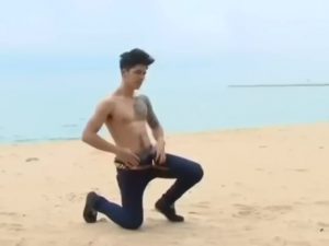 【ゲイ動画ビデオ】海辺に現れたアジア系筋肉イケメンが藪に入って野外オナニーでデカすぎる巨根を見せつけた！