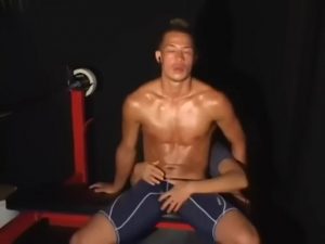 【ゲイ動画ビデオ】鍛え抜かれた肉体を持つモヒカン筋肉イケメンの引き締まったアナルに勃起ペニスを挿入！　トロ顔で肉棒を感触をじっくり味わうイケメン！