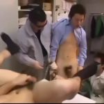 【ゲイ動画】マッチョなクレイジークレーマーに会社を襲撃され、レイプされケツマンを掘られまくる筋肉イケメンリーマンたち！