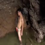【ゲイ動画】ジャニーズ系スリ筋イケメンなアジア系外国人美少年が洞窟でグラビア撮影、そして巨根を扱いて迫力オナニーを見せつける！