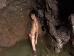 【ゲイ動画】ジャニーズ系スリ筋イケメンなアジア系外国人美少年が洞窟でグラビア撮影、そして巨根を扱いて迫力オナニーを見せつける！