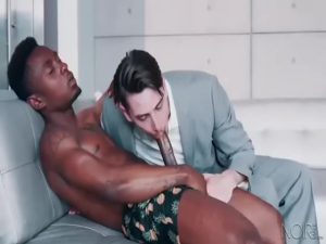 【ゲイ動画】筋肉黒人美青年がスーツの筋肉イケメン白人をオフィスでファック！　巨根から吹き出すザーメンが美貌を汚す！