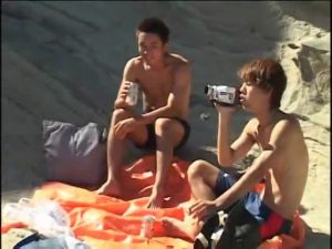 【ゲイ動画】ノンケのやんちゃ系筋肉美少年たちが海辺でオナニーしたり、オナニーを撮影されたりと忘れられない思い出を作る！