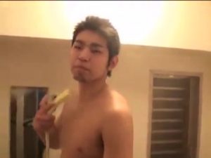 【ゲイ動画】日本男児的なEXILE系スジ筋イケメンなのにまつげが長い♪　そんな素敵美青年をゴーグルマンがベロキスと巨根挿入でイカせる！