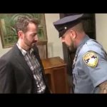 【ゲイ動画】筋肉イケメンマッチョ警官が、スーツ筋肉イケメン外国人のペニスをフェラして巨根をずっぷりアナルにぶち込む着衣セックス！