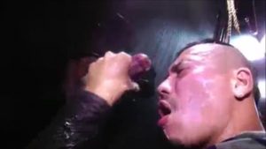 【ゲイ動画ビデオ】モヒカンの気合い入ったやんちゃ系筋肉イケメンが、壁から突き出た巨根をひたすら手コキとフェラで愛撫して連続顔射！