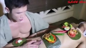 【ゲイ動画】マッチョなボディーにごちそうを乗せた「筋肉盛り」でガチムチイケメンを陵辱するアジア系筋肉マッチョイケメン！