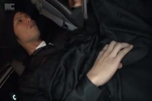 【ゲイ動画ビデオ】鳶っぽいEXILE系スジ筋イケメンノンケくんが、車中でエロ本片手に巨根を扱いてたら先輩にチンポをしゃぶられることになった件www