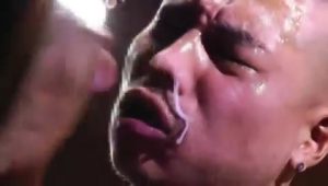【ゲイ動画ビデオ】ドやんちゃモヒカン筋肉イケメン兄貴が壁から伸びた勃起巨根をひたすら扱いてフェラして連続顔射！