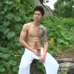【ゲイ動画】ビーチで、森での全裸グラビア撮影！　巨根にタトゥーのアジア系筋肉イケメンは背景がどこであっても映える件！