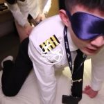 【ゲイ動画】アジア系スリ筋イケメンパイロットが、制服を破かれバックから巨根をぶっ込まれる着衣セックス！