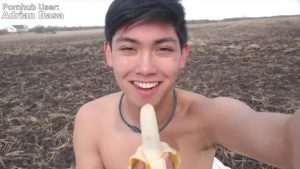【ゲイ動画】アジア系筋肉美少年が野外でバナナフェラとオナニーで巨根をシコシコするとか超絶あざとい！