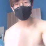 【ゲイ動画】メガネの可愛いアジア系スリ筋美青年が、ベッドに巨根を擦りつける床オナニーを魅せてくれる！