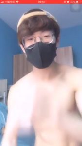 【ゲイ動画ビデオ】メガネの可愛いアジア系スリ筋美青年が、ベッドに巨根を擦りつける床オナニーを魅せてくれる！