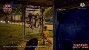 【ゲイ動画】アジア系筋肉イケメンが、バス停にある看板の裏で巨根をフェラする青姦プレイに挑戦してみたwww