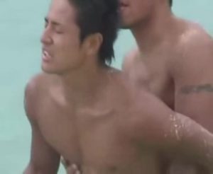 【ゲイ動画】海辺の砂浜で筋肉マッチョイケメンに抱かれるスジ筋美青年！