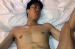 【ゲイ動画ビデオ】アンニュイな表情のアジア系髭筋肉イケメンのアナルを巨根で塞ぐファックをハメ撮りでお届け！