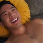 【ゲイ動画】爽やか笑顔のアジア系マッチョイケメンが、ちんぐり返しで巨根シコオナニーする姿が可愛い♪