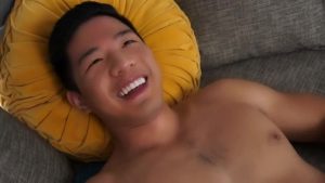 【ゲイ動画ビデオ】爽やか笑顔のアジア系マッチョイケメンが、ちんぐり返しで巨根シコオナニーする姿が可愛い♪