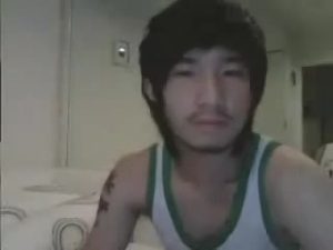 【ゲイ動画ビデオ】けだるげな顔がクールなアジア系筋肉髭イケメンが、ぶっとい巨根をシコシコオナニー！