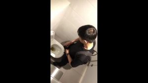 【ゲイ動画ビデオ】トイレで放尿する様々なイケメンの巨根をガチ盗撮！　無防備に黄金水を吹き出すペニスたち！