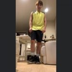 【ゲイ動画】ユニフォーム姿のアジア系筋肉イケメンくん、カメラの前で正座しもっこり巨根パンツを見せ付け♪