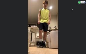 【ゲイ動画ビデオ】ユニフォーム姿のアジア系筋肉イケメンくん、カメラの前で正座しもっこり巨根パンツを見せ付け♪