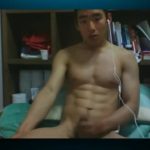 【ゲイ動画】チャットオナニー！　素朴な顔のアジア系イケメンくんですが、脱いだらとんでもない乾パン腹筋のスジ筋！