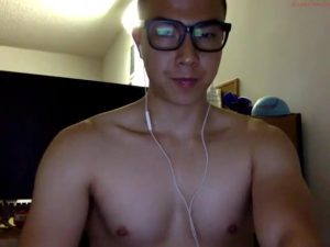 【ゲイ動画】この膨れ上がった胸筋だけで抜けるわ……筋肉マッチョなメガネのイケメンが、巨根を扱きあげるオナニーを自撮り！