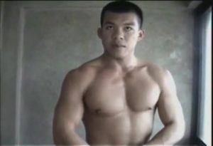 【ゲイ動画ビデオ】アジア系筋肉マッチョイケメンの巨根弄り♪　パンツからはみ出る勃起ペニス！