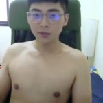 【ゲイ動画】クッソ可愛いメガネ童顔のアジア系筋肉美少年が、スジ筋美ボディーと巨根を見せつけながらオナニーしちゃう♪