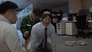 【ゲイ動画ビデオ】残業オフィスでスジ筋イケメン配達員と目隠し3Pプレイを楽しむ筋肉イケメンリーマン！