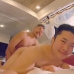 【ゲイ動画】ウケのガチムチマッチョイケメンが可愛すぎたので、風呂場でフェラしてベッドで中出しセックスしちゃった筋肉イケメンハメ撮り監督！