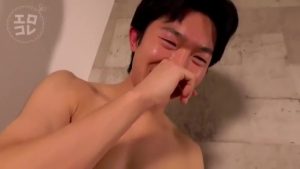 【ゲイ動画ビデオ】アンケートナンパに引っかかった筋肉イケメン大学生ノンケ、手コキと睾丸舐めとフェラでうっかり射精しちゃった♪