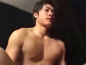 【ゲイ動画ビデオ】支配的な目でゴーグルマンを見下ろし、巨根を叩きつけるスジ筋マッチョイケメンの迫力！