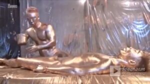 【ゲイ動画ビデオ】全身金粉を塗りたくった筋肉イケメン兄貴とスジ筋イケメンのギンギラ巨根雄交尾！