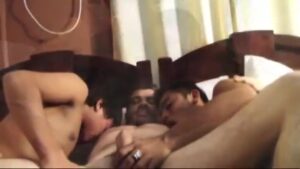 【ゲイ動画ビデオ】二人のスリ筋美少年に囲まれて、クマ系マッチョイケオジがハーレム3Pを楽しむ♪