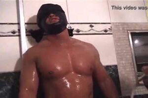 【ゲイ動画ビデオ】ガチポチャマッチョ覆面男のアナルが壊れるまで、特大ディルドと巨根で犯し尽くすハードコアファック！