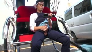 【ゲイ動画ビデオ】目力と筋肉が官能的な人力車夫が、野外で真っ黒巨根を扱いてオナニー！