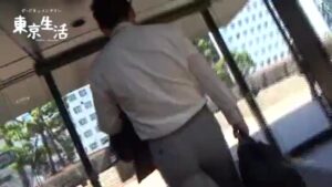 【ゲイ動画ビデオ】真っ暗な館内で次々と客に巨根を手コキ、フェラされちゃうガチムチマッチョリーマン！