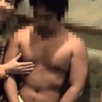 【ゲイ動画】ガチのガチムチイケメンリーマンが、若者二人相手にカラオケボックスでしゃぶられて……！