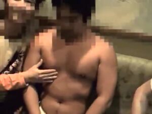 【ゲイ動画ビデオ】ガチのガチムチイケメンリーマンが、若者二人相手にカラオケボックスでしゃぶられて……！