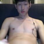 【ゲイ動画・無音】眠そうな顔のアジア系筋肉イケメンが、チャットしながら生チンポシコシコオナニー始めた！