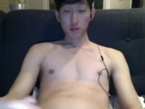 【ゲイ動画・無音】眠そうな顔のアジア系筋肉イケメンが、チャットしながら生チンポシコシコオナニー始めた！