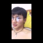 【ゲイ動画】メガネの可愛すぎるアジア系童顔美少年だけど、ペニスはギンギンでっかいイチモツ！